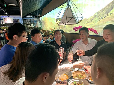 揮手三月,激情四月 戴高樂泳池設備 這不僅是一個簡單的聚餐