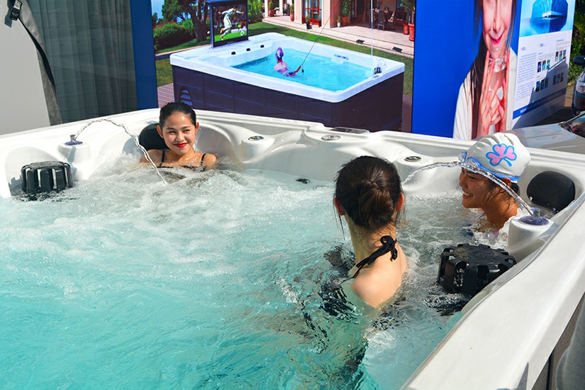 真正游不到邊的家用游泳池，夏天不用出門(mén)就可以無(wú)限暢游啦