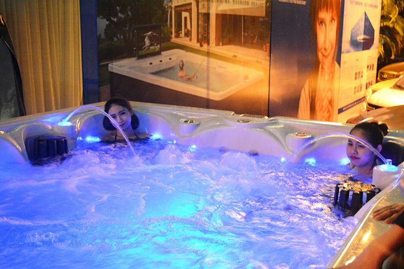 泳池中的跑步機 這個無邊界泳池永遠游不到頭