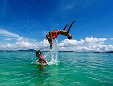 夏日泳池再現“下餃子” 戴高樂無邊際泳池助你無限暢游