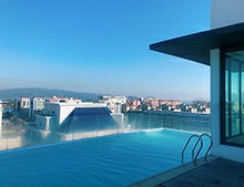 不用出國在自家樓頂就能暢游無邊際泳池，你也能擁有[戴高樂泳池設(shè)備]