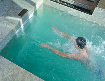 游泳池健身不高效？那是缺少了無邊際游泳池設備