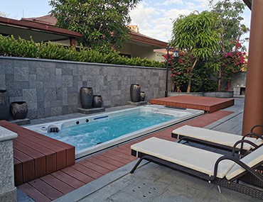 別看10平無邊際泳池小,它除了能無限游泳,還可以沖浪、做SPA alt=