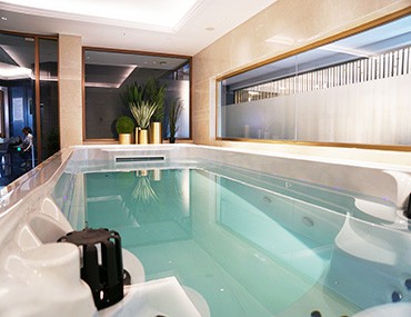 別墅的無邊游泳池既可以無限暢游,還自帶沖浪功能