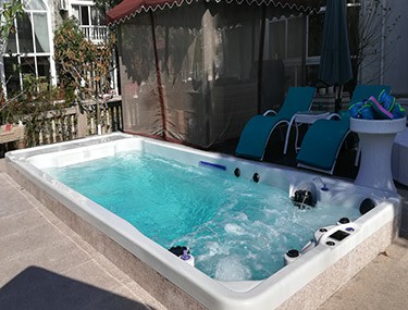 公共游泳池衛(wèi)生堪憂,這種衛(wèi)生安全的私人游泳池可以考慮在家安裝